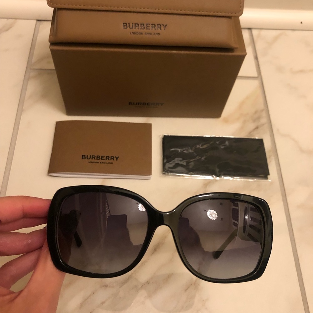 🔥NEW BURBERRY SUNGLASSES 🔥 - Picture 7 of 12